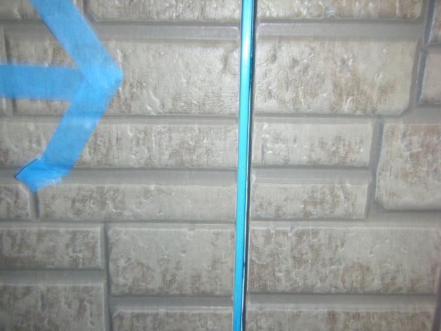 守山区でシーリング工事に伴いプライマーを施工している様子、プライマーの有無が品質に影響します